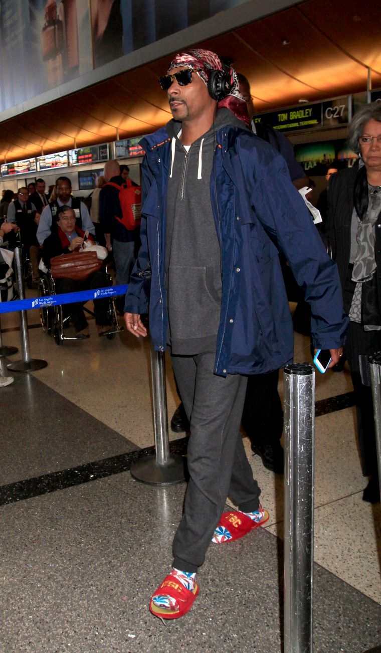 Snoop Dogg rocked an interesting outfit, complete with British flag socks, as he caught a flight out of L.A.