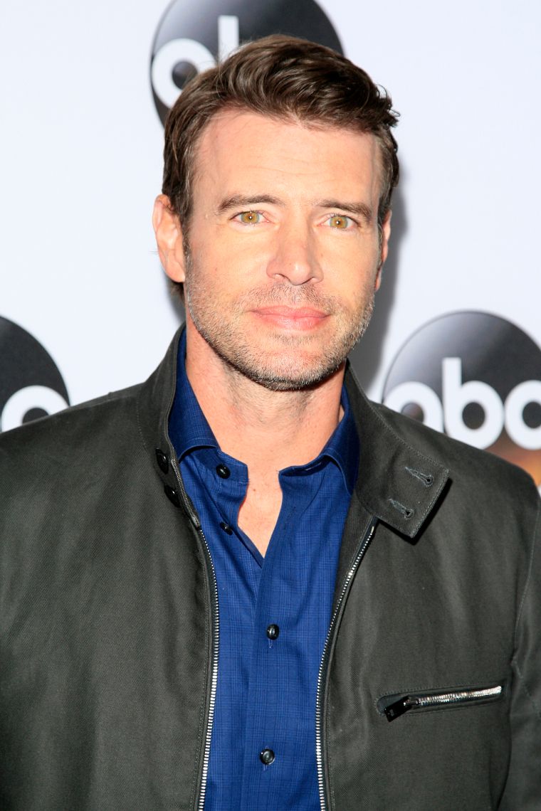 Brown-eyed hunk Scott Foley was his usually sexy self on the red carpet for The Disney and ABC Television Group’s TCA Winter Press Tour Party.