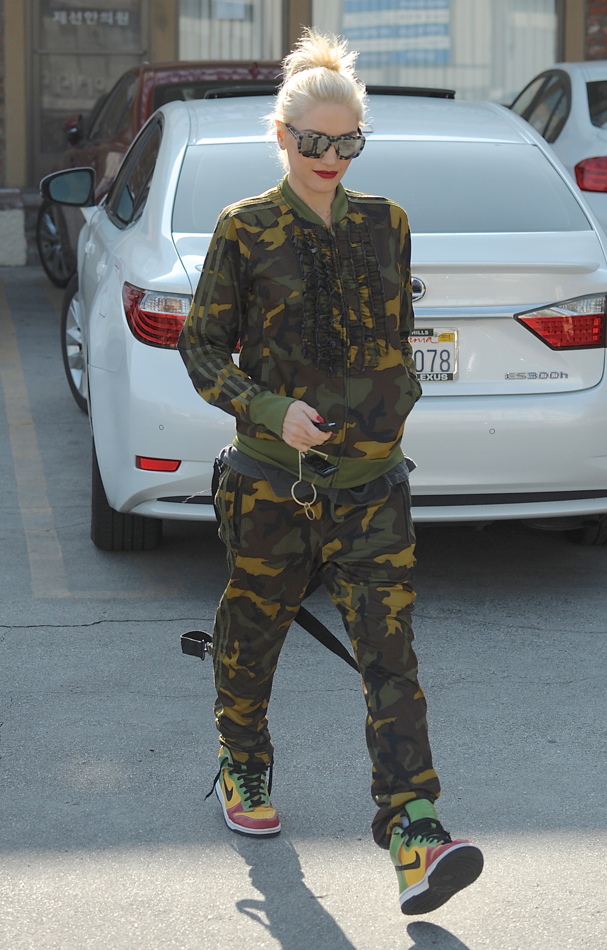 Concrete Catwalk: Gwen Stefani Is Classy In Camo In L.A. (PHOTOS