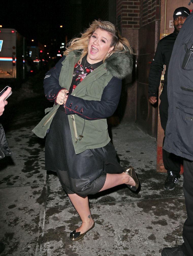 Kelly Clarkson is gone with the wind fabulous as she braves the winter in NYC.