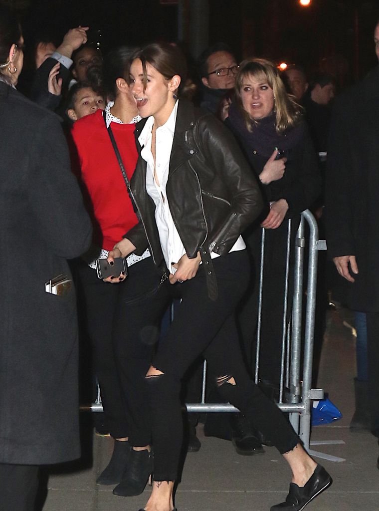 Shailene Woodley puts her shoes back on leaving the after party for "Insurgent" in NYC.