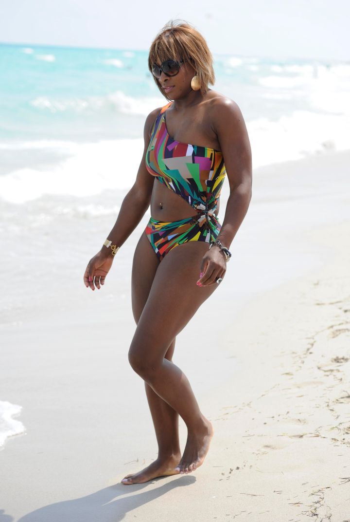 Even in a splash of color, we can’t keep our eyes off Serena’s curves.