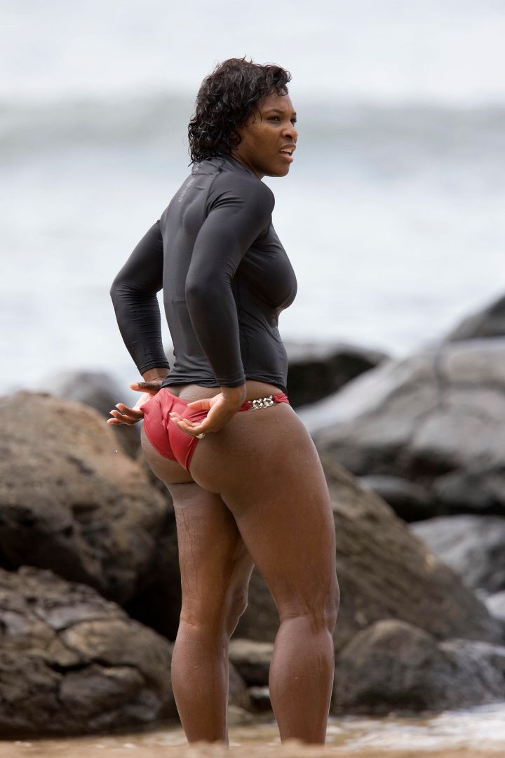 No need to fix your bikini bottom Serena, you’re flawless.