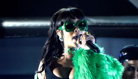 Rihanna performs at the iHeartRadio Awards