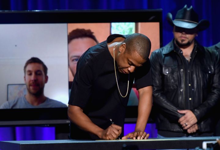 Jay Z signs the declaration.