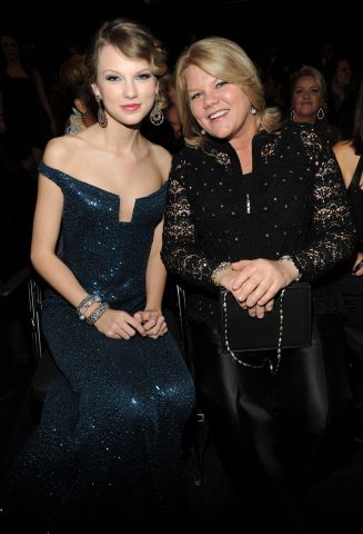 Taylor Swift & Her Mom 2010 Grammy's