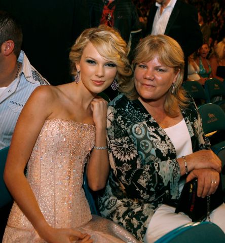 17 Pictures Of Taylor Swift & Her Mother Andrea Finlay ...