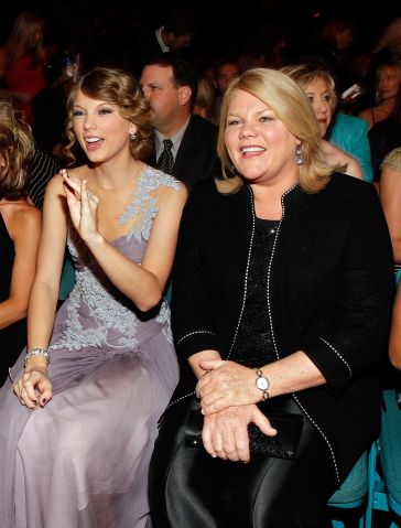 17 Pictures Of Taylor Swift & Her Mother Andrea Finlay | Global Grind