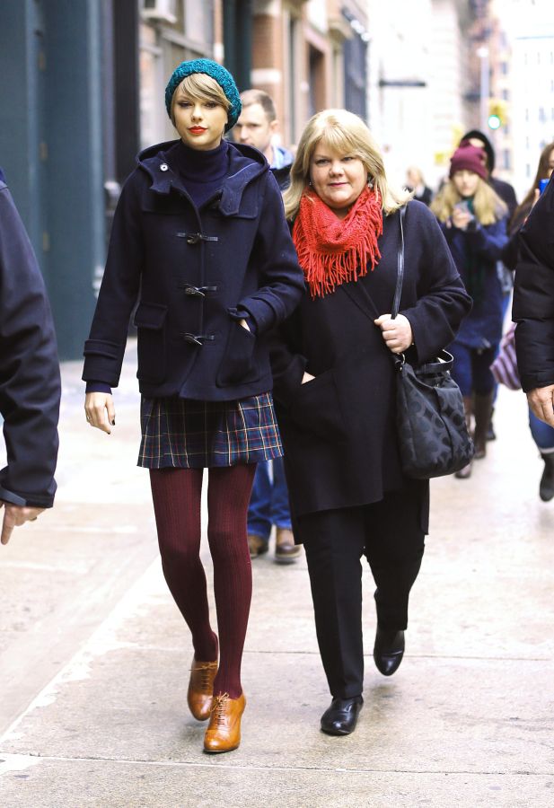 Taylor Swift and her mother Andrea Finlay