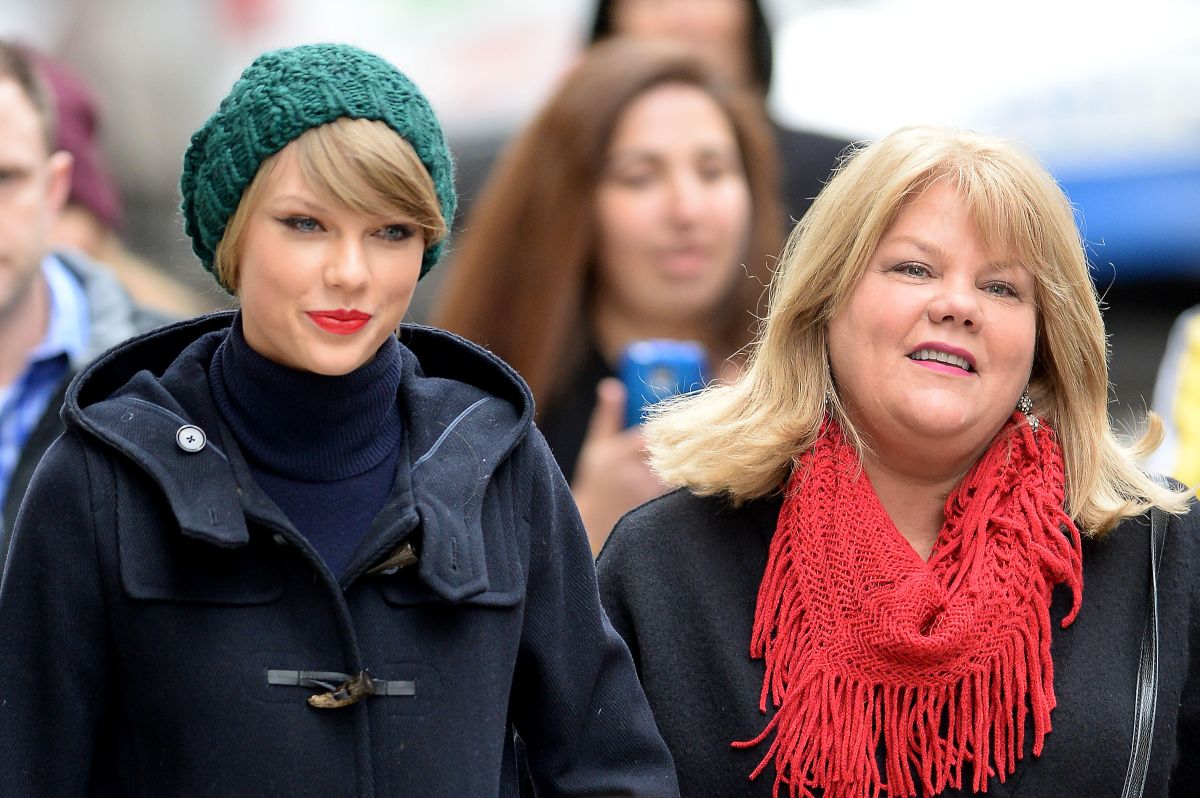 Taylor Swift and her mother Andrea Finlay