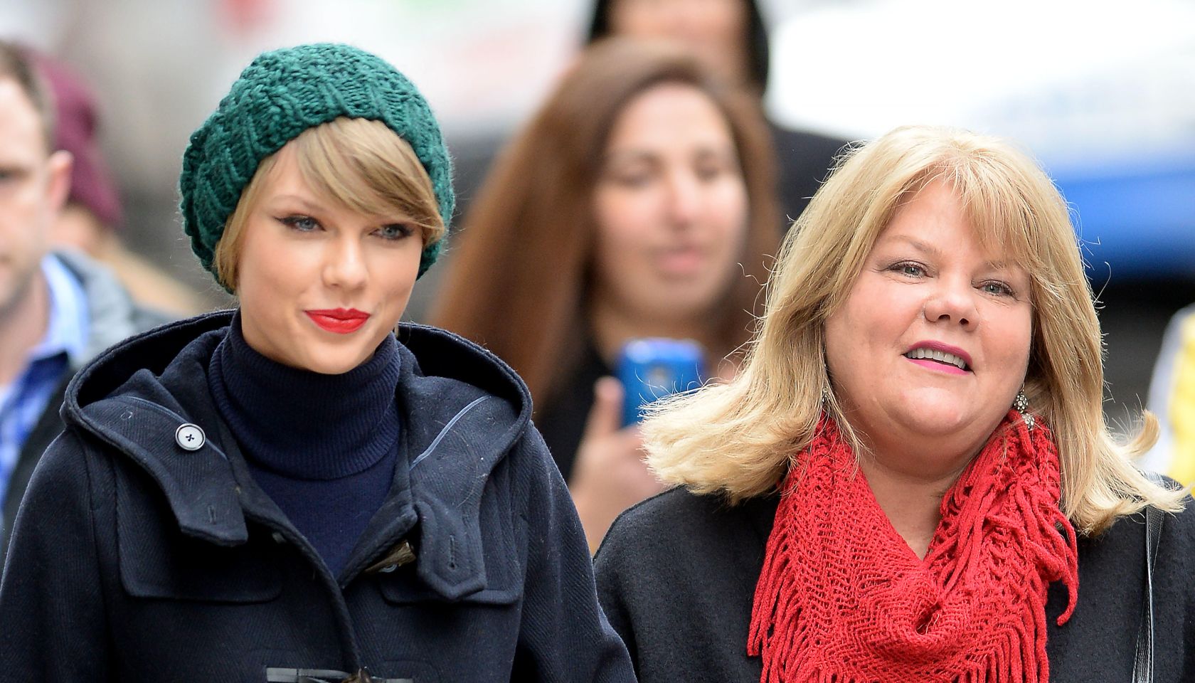 Taylor Swift and her mother Andrea Finlay