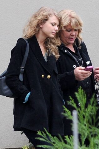Taylor Swift and her mother Andrea Finlay
