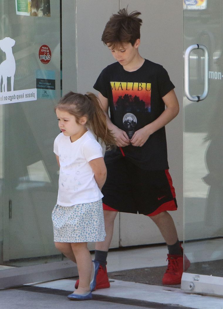 Can we just take a moment and look at how adorable and proper Harper Beckham is?