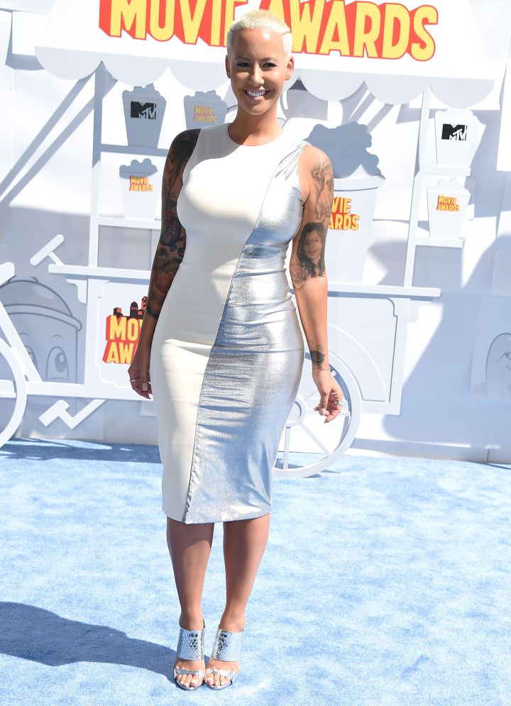 Amber Rose didn’t hide her tattoos for this red carpet.