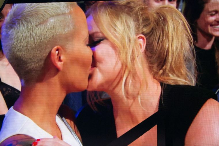 Amber Rose and Amy Schumer shared a smooch at the 2015 MTV Movie Awards.
