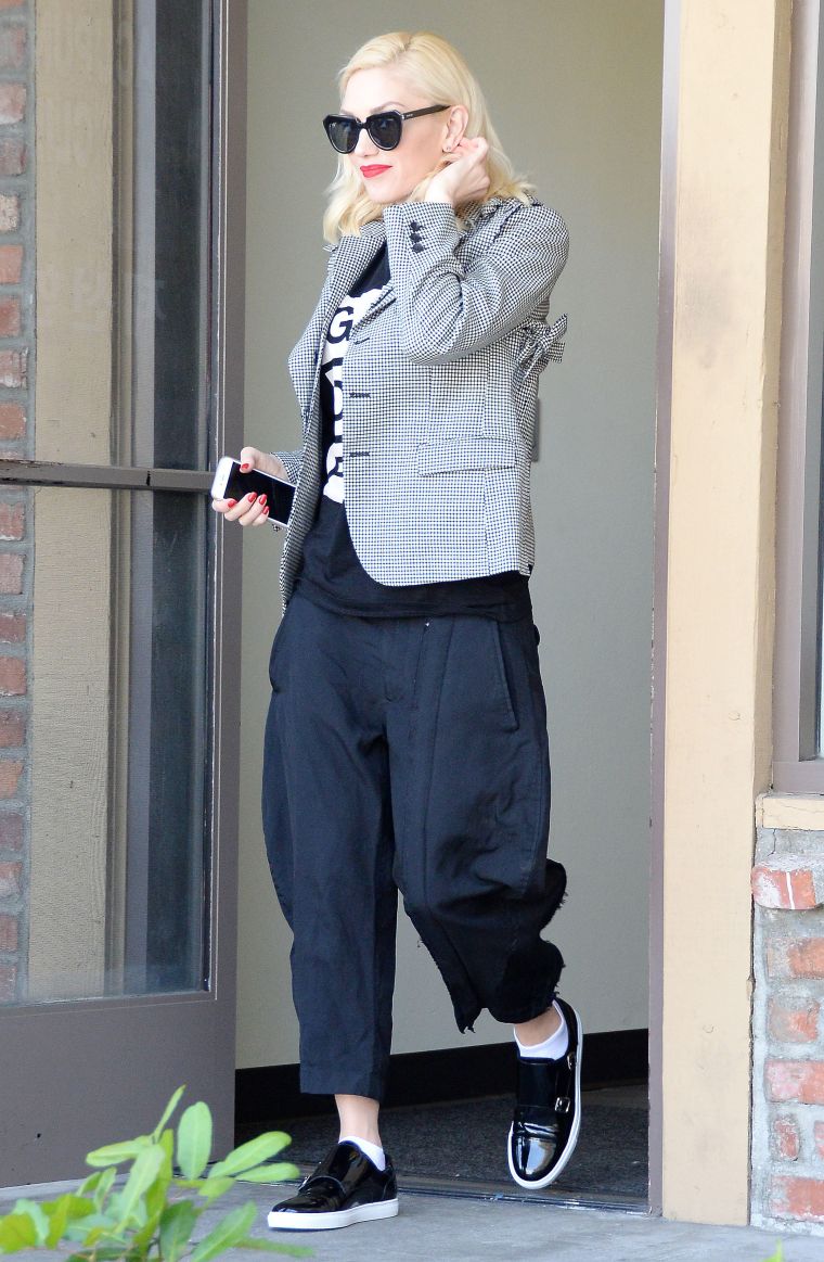 A casual and cute Gwen Stefani was spotted at an acupuncture center in Los Angeles.
