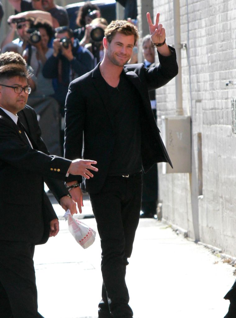 Chris Hemsworth proved his hunky prowess while hitting up "Jimmy Kimmel Live!"