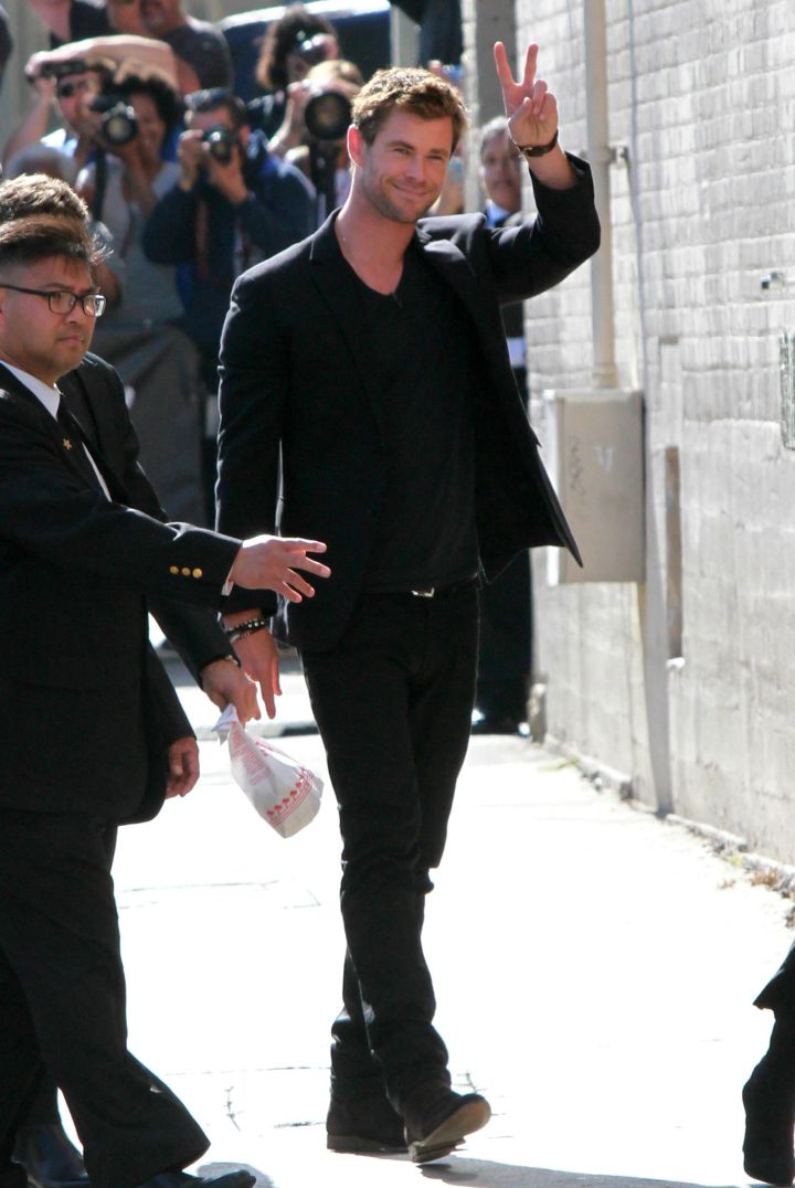 Chris Hemsworth proved his hunky prowess while hitting up “Jimmy Kimmel Live!”