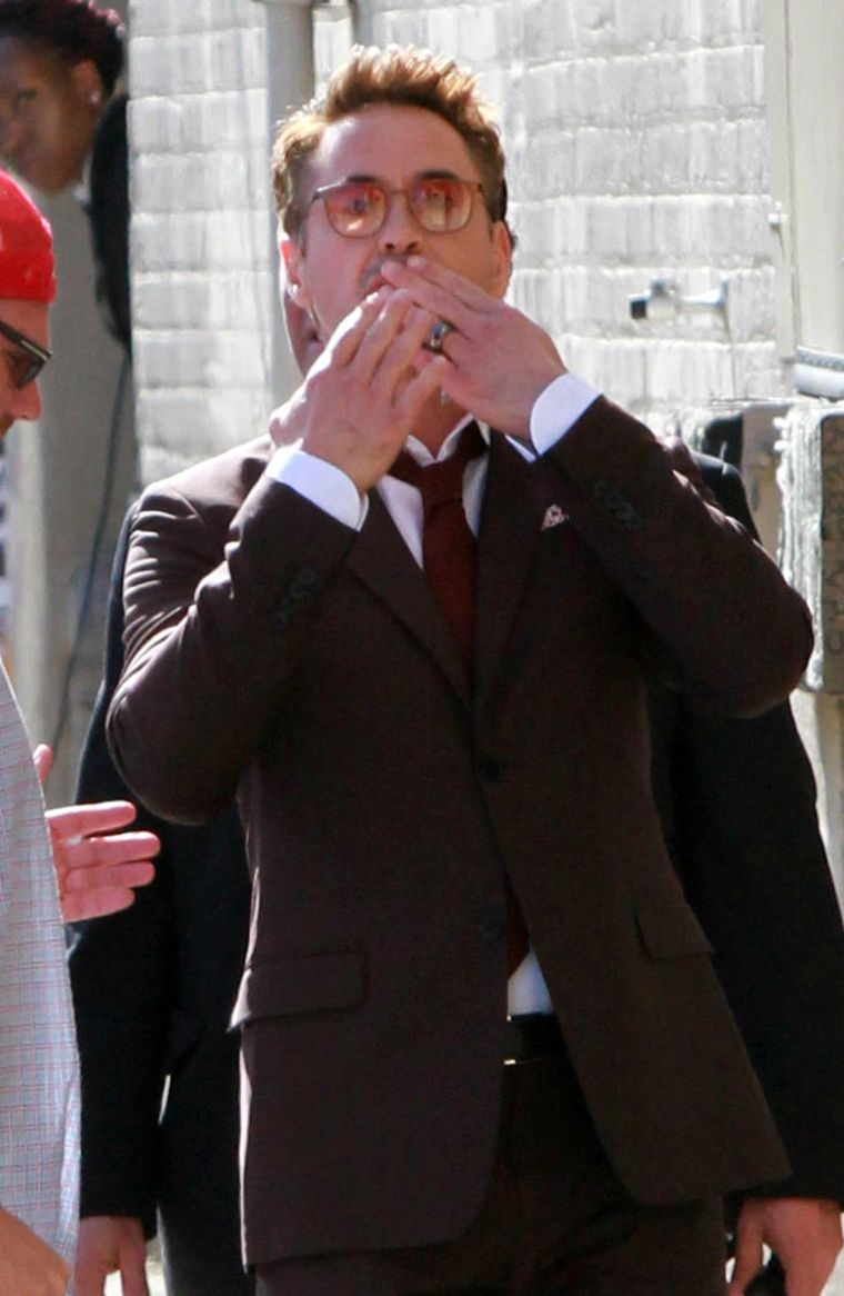 Robert Downey Jr. blew fans a gracious kiss while on his way into “Jimmy Kimmel Live!”