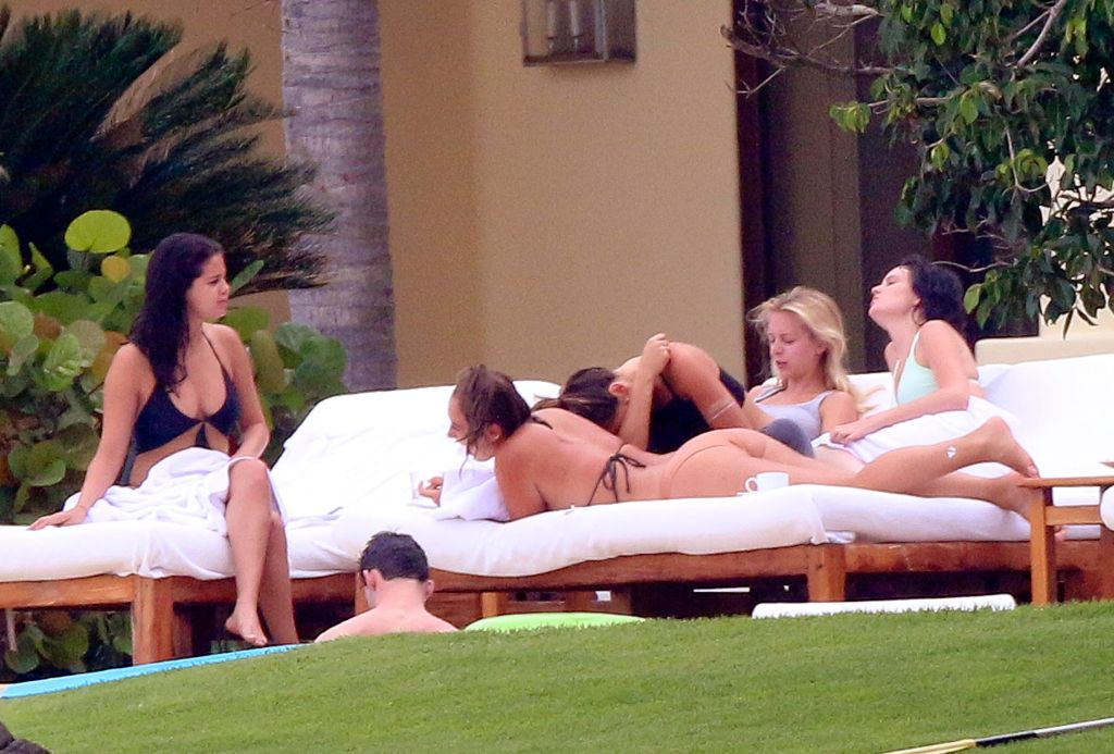 selena gomez in mexico with friends