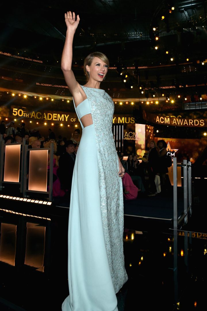 Taylor Swift threw her hands up at the 2015 Country Music Awards.