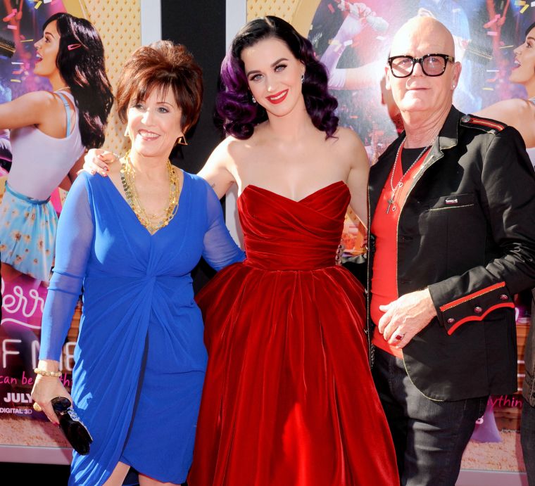 Keith Hudson and Mary Perry embrace their famous baby girl Katy on the red carpet.