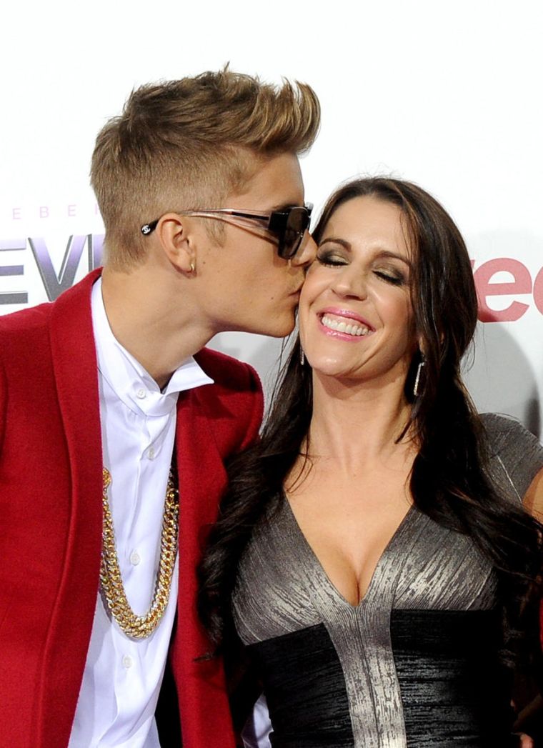The Biebs gives his pretty mama, Pattie Mallette, a kiss.