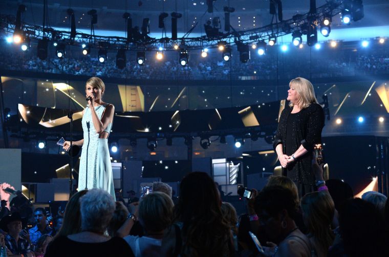 Taylor Swift shares a beautiful moment with her mom, Andrea Finlay, at the 2015 Academy Of Country Music Awards.