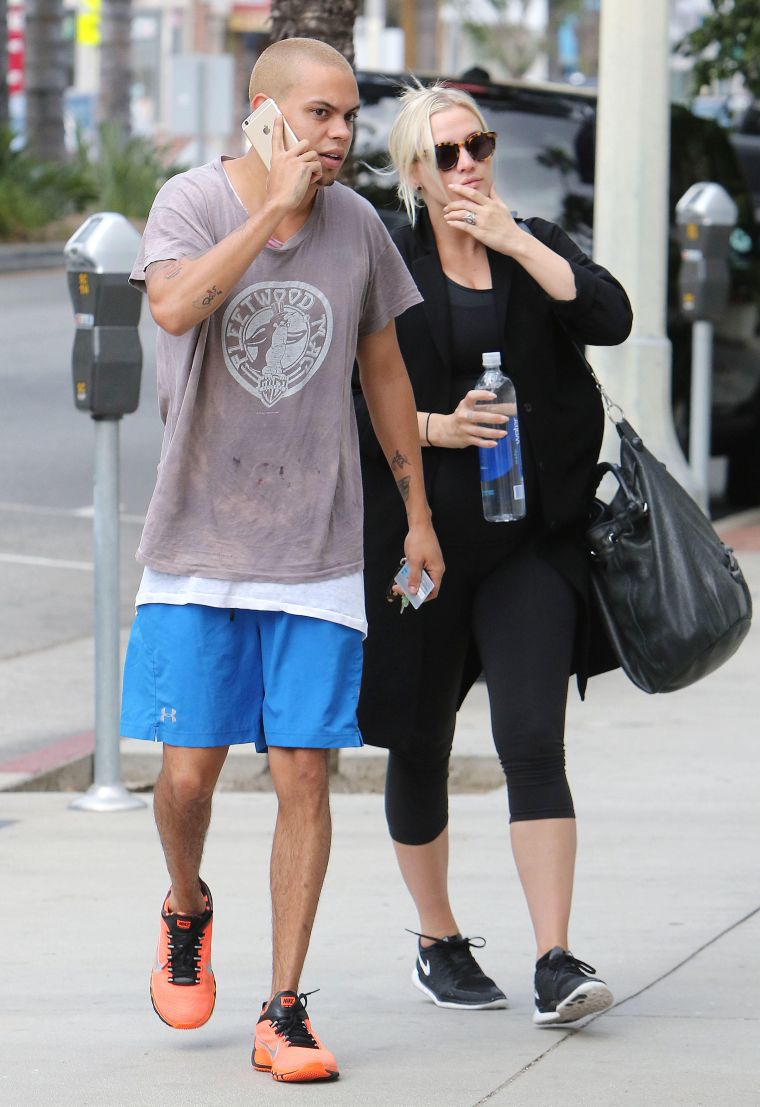 Ashlee Simpson and her bae Evan Ross keep it cuddly while going to the gym in Studio City.
