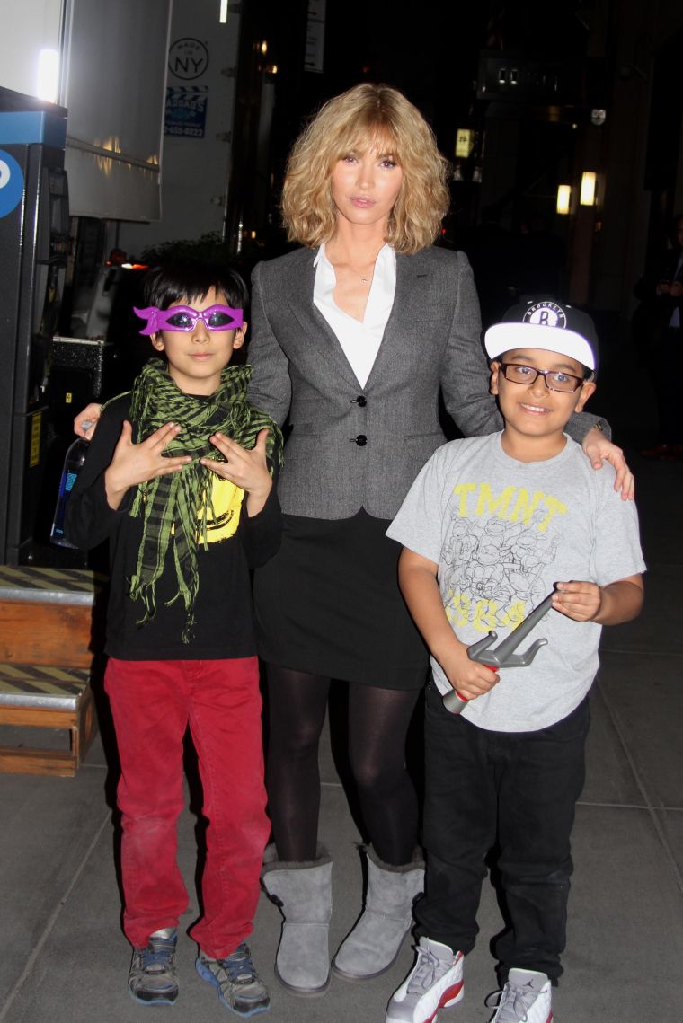 Megan Fox was seen wearing a blonde wig as she posed with two fans on the “Teenage Mutant Ninja Turtles 2” set.