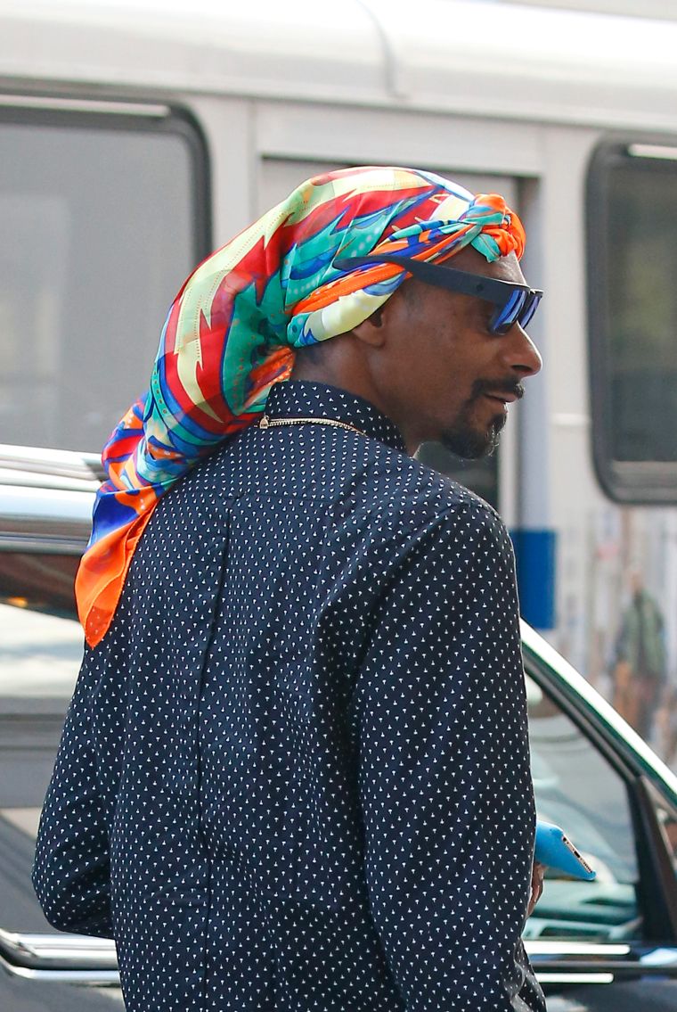 Snoop Dogg’s scarf game was on fleek as he headed inside Highline Studios in New York.
