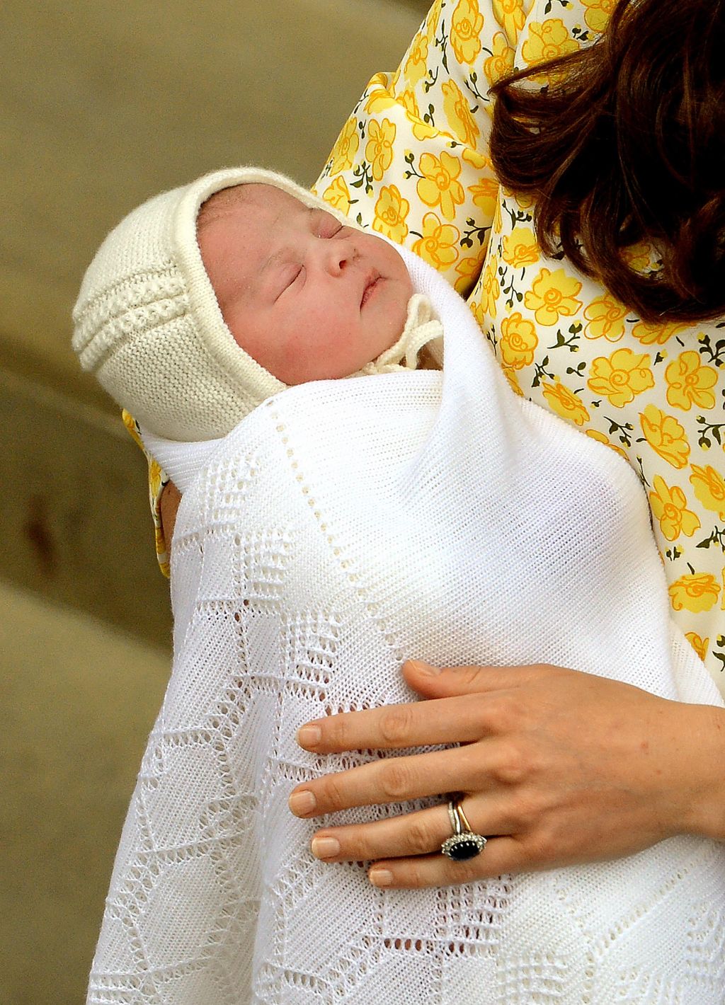 Kate Middleton & Prince William leave the hospital with their new baby girl