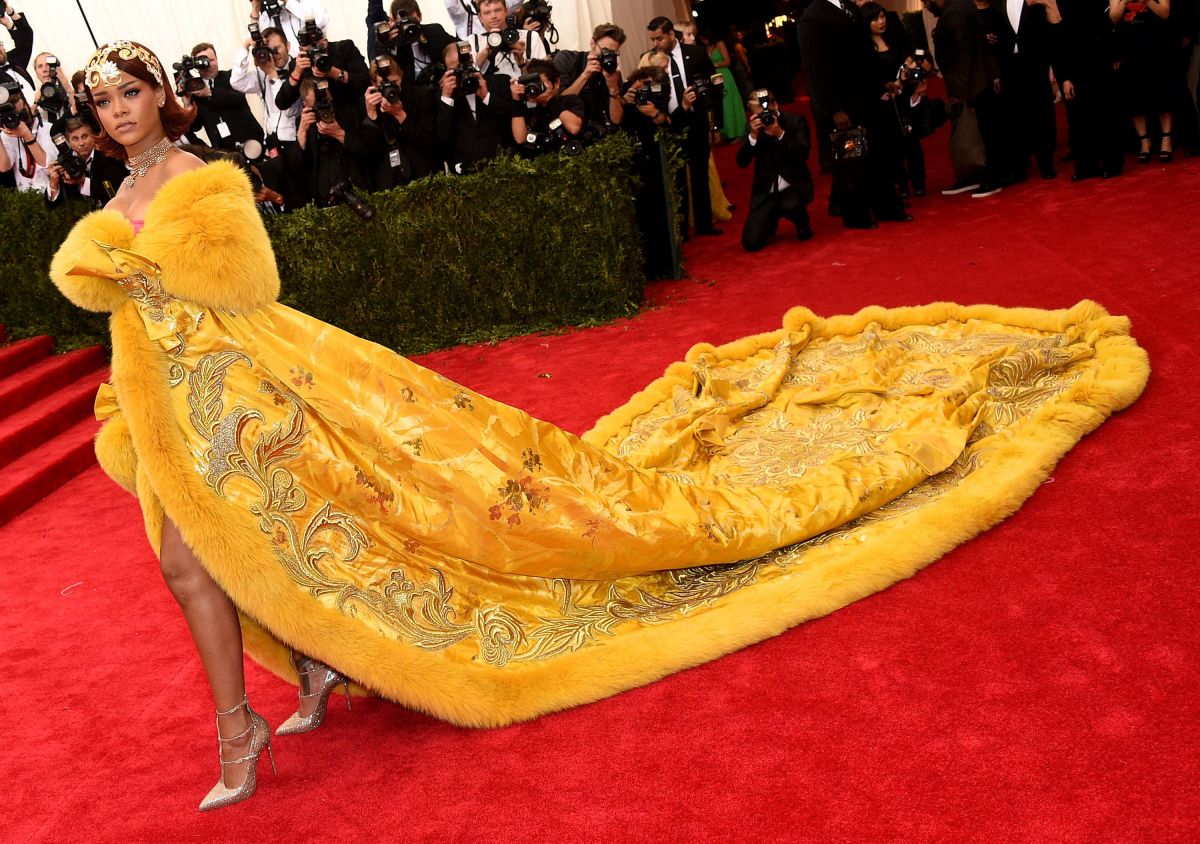 Rihanna arrives to the 2015 MET Gala