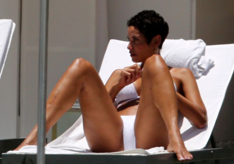 Nicole Murphy was in full relaxation mode as she tanned in Miami. Treat yo' self.