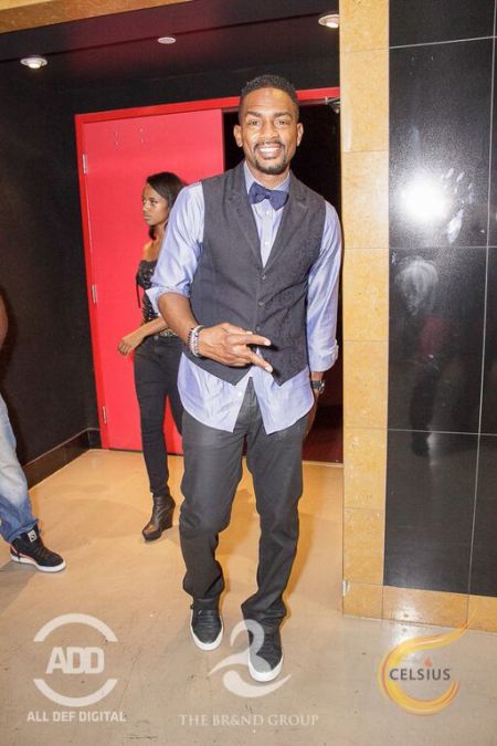 The man of the night arrived looking dapper.