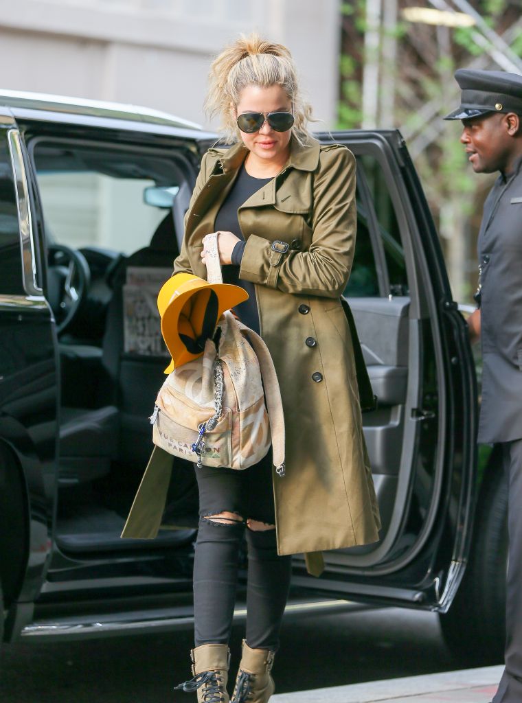 After a trip to Dubai, Khloe Kardashian arrived make-up free to her hotel in NYC.