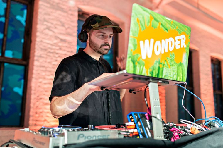 DJ Wonder On The 1s & 2s