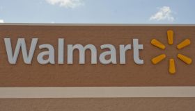 Wal-Mart Reclaims Top Spot From Exxon Mobil on Fortune 500 List