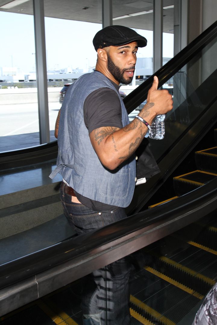 It looks like Common, but it’s actually “Power” star Omari Hardwick spotted about to board a plane at LAX.
