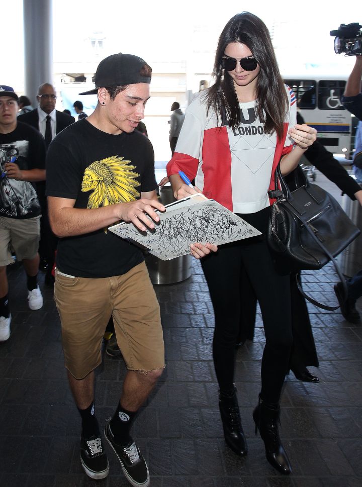 Kendall Jenner made a lucky fan’s day as she signed an autograph at the airport.