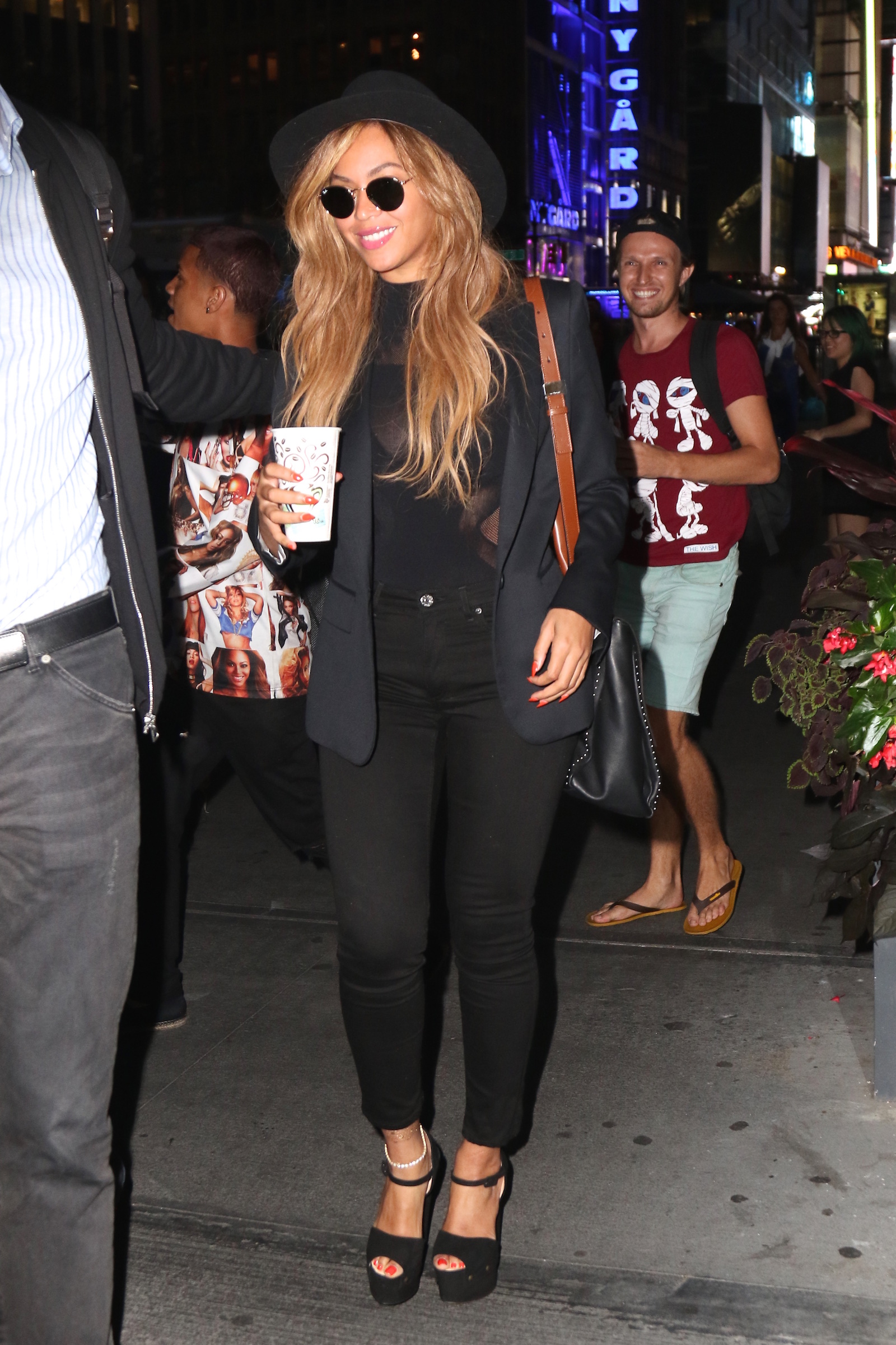 Beyonce walks to office in NYC