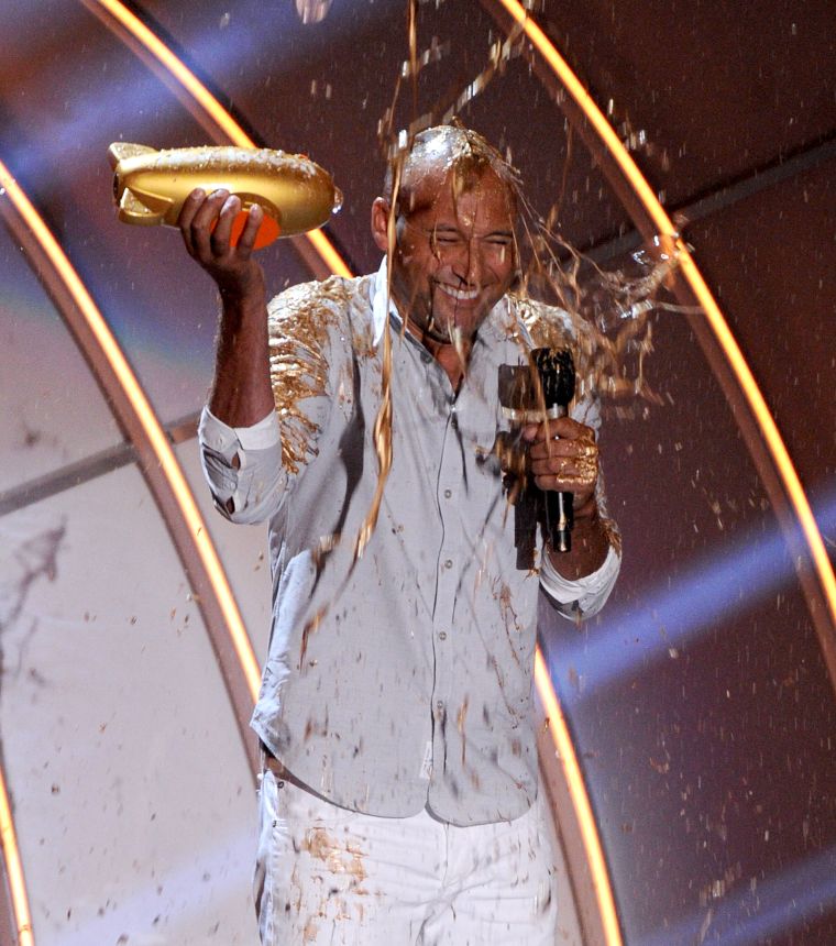 Derek Jeter held his award as he got slimed onstage at the Nickelodeon Kids’ Choice Sports Awards