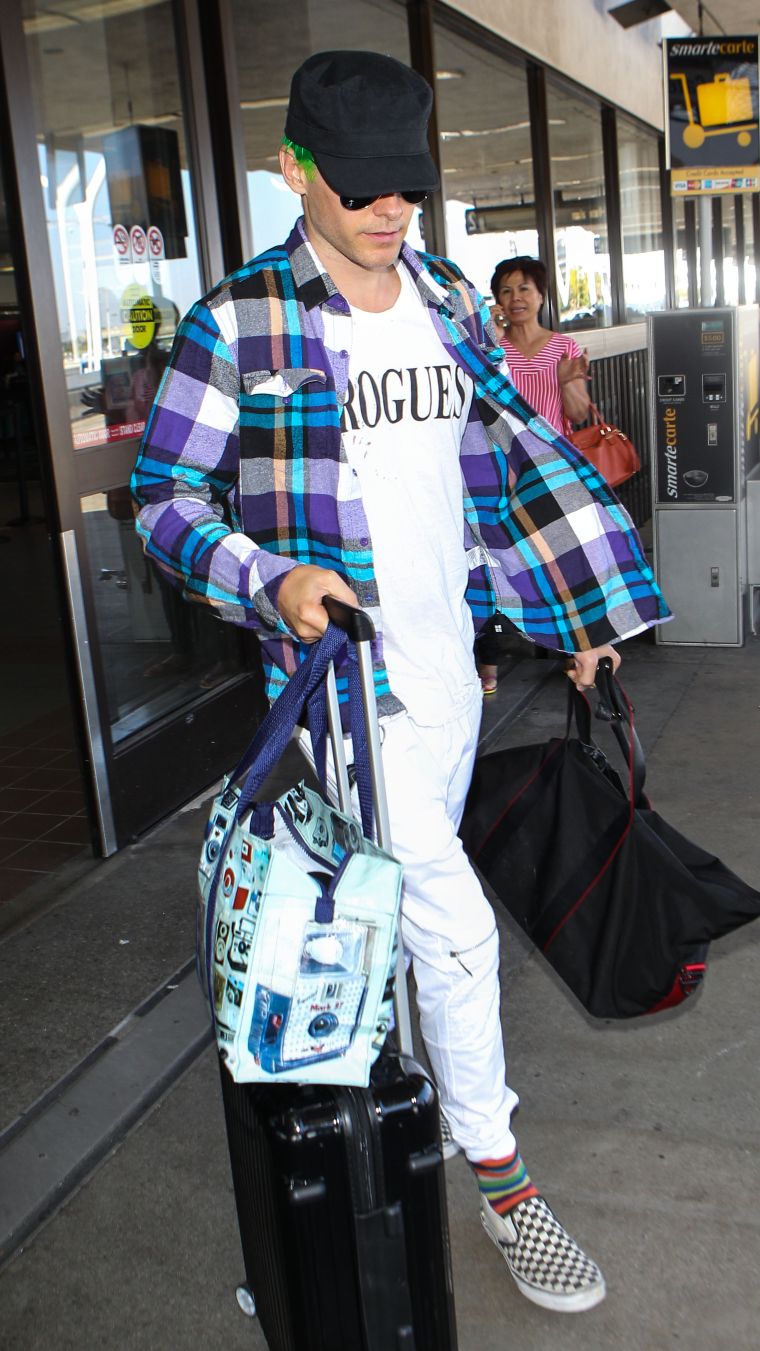 Jared Leto’s green hair was on fleek as he left LAX Airport.