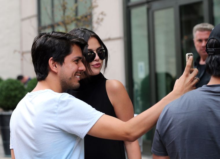 This is Selena Gomez heading to the airport, but first!!! She has to take a selfie with a fan outside The Crosby Hotel in NYC.