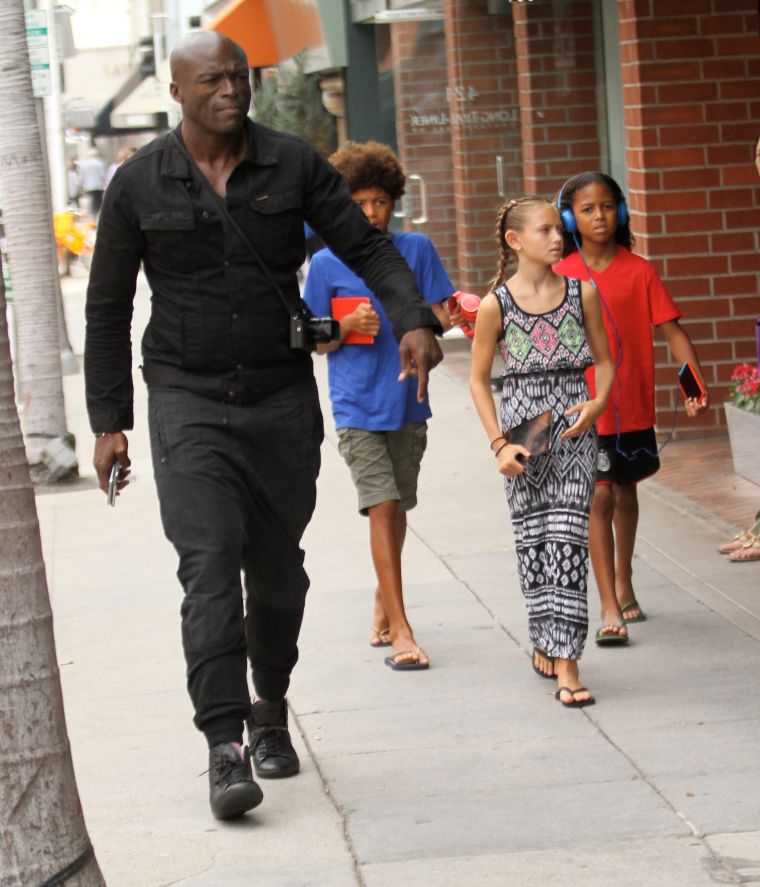 Seal was on daddy duty while taking his kids to the doctor’s office in Beverly Hills, CA.