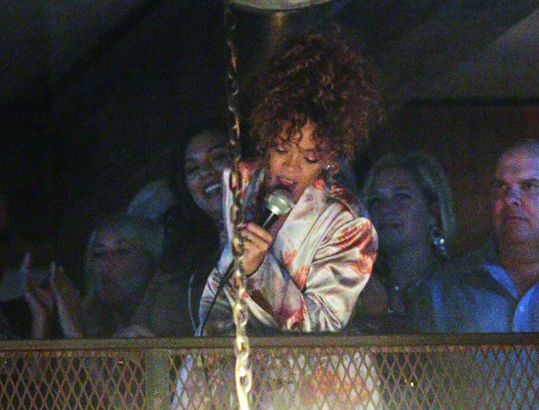 This is what Rihanna looks like while doing karaoke.
