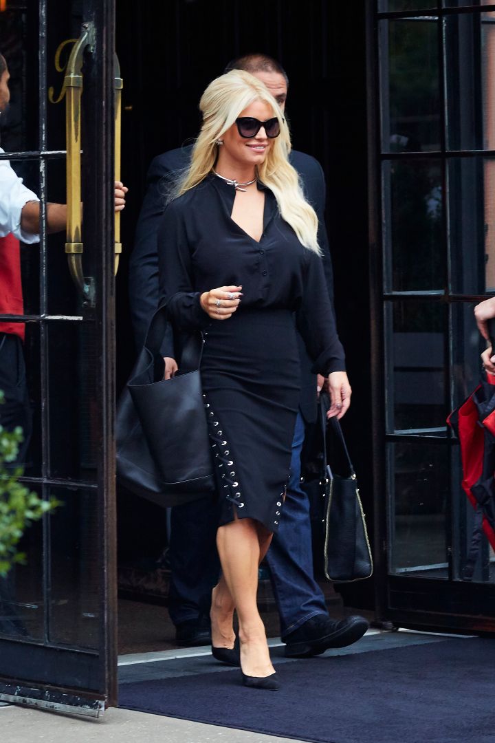 Hot mom Jessica Simpson opted for all black everything on a rainy day in NYC – except for her wavy blonde locks, of course.