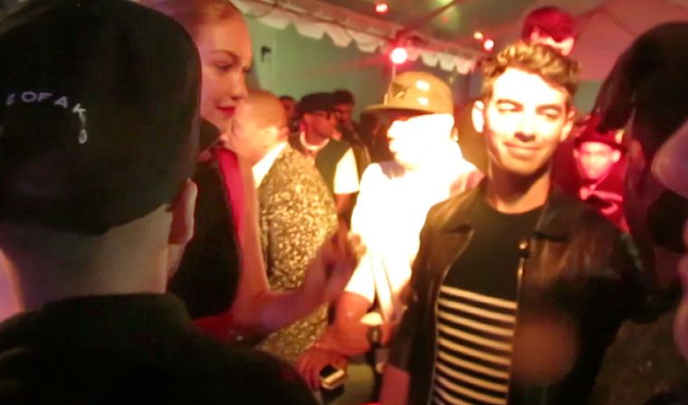 Gigi’s boyfriend Joe Jonas looked on as his girl chatted with The Weeknd, her sister Bella’s boyfriend.