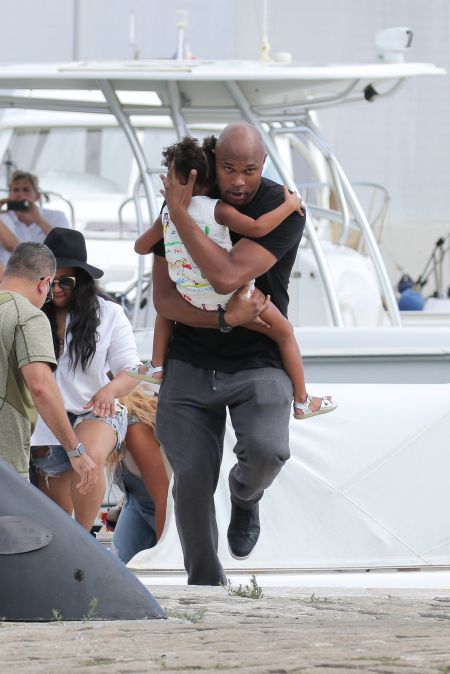 Blue Ivy & Julius try to keep up.