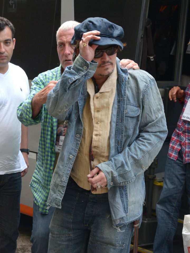 Johnny Depp, in Brazil to take part in the Rock in Rio music festival with his band Hollywood Vampires, was spotted arriving at his luxury hotel on Copacabana Beach in a strange outfit.